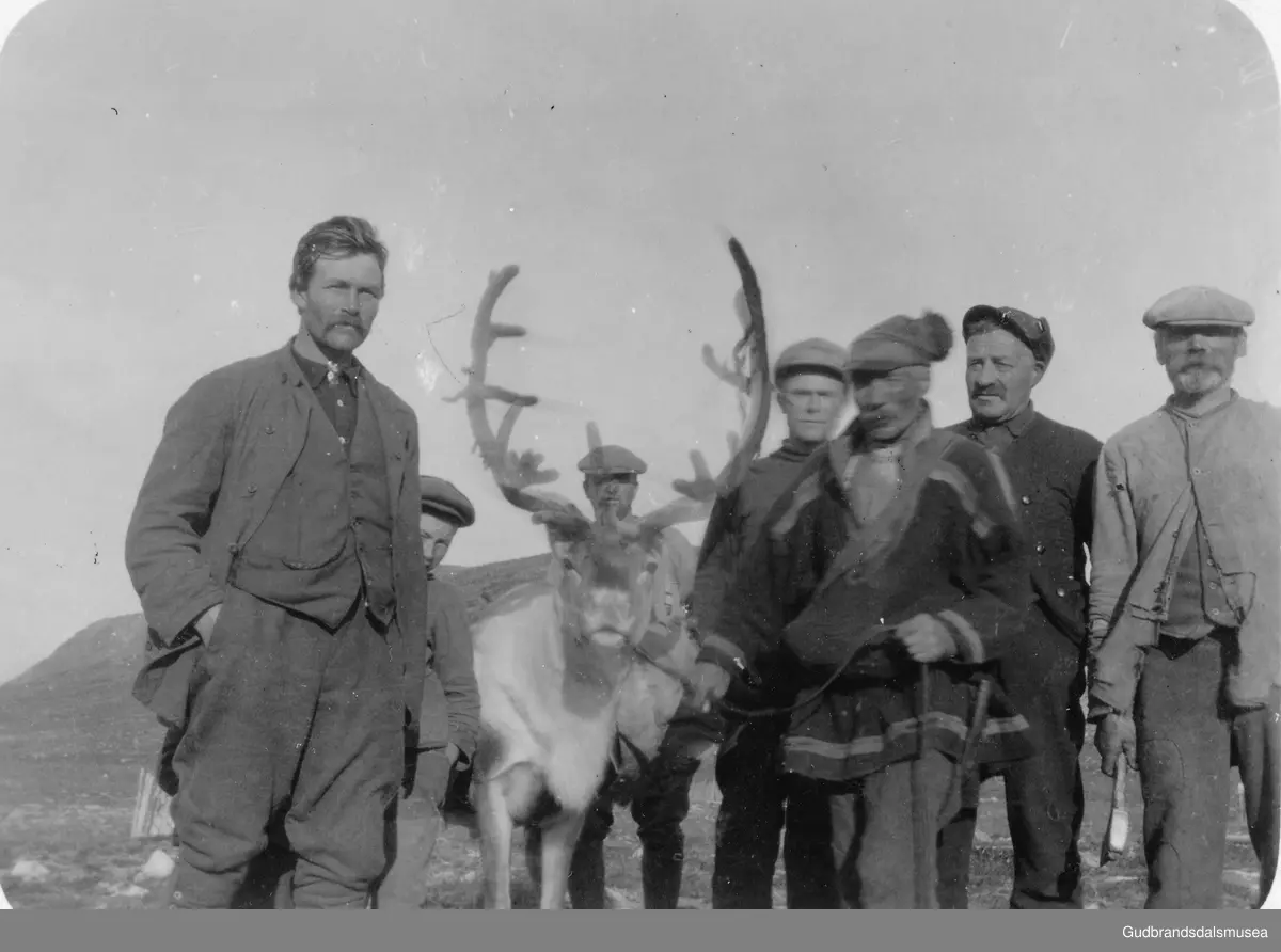 Frå Skjåk Tamreinlag.   
F.v.: Ukjend, Otto Partapuoli (f. 1915), Mathias Holø? (f. 1889), Lars Tuva (f. 1896),  Johannes Partapuoli (f. 1869), Kristen Forberg (f. 1869), Hans Storbråten (f. 1876)