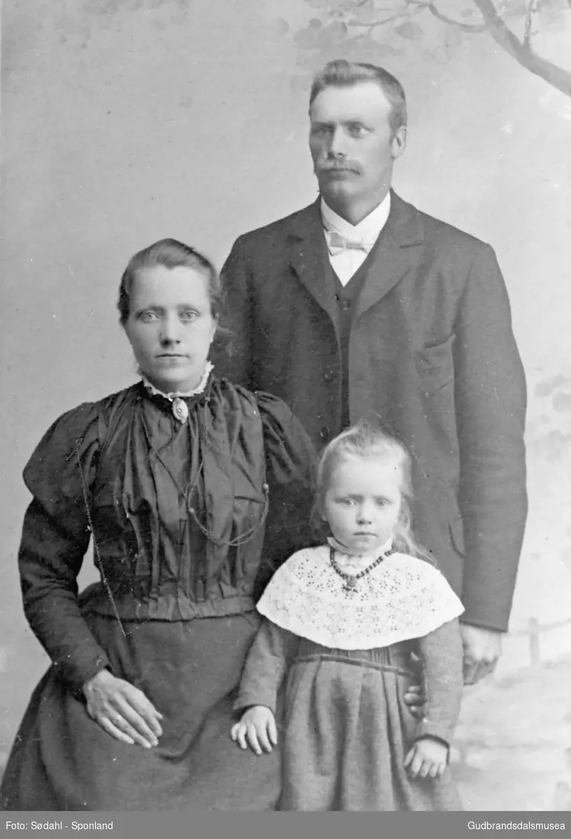 Portrettbilde, familien Mølmshaug, mann, kone og lita jente. 