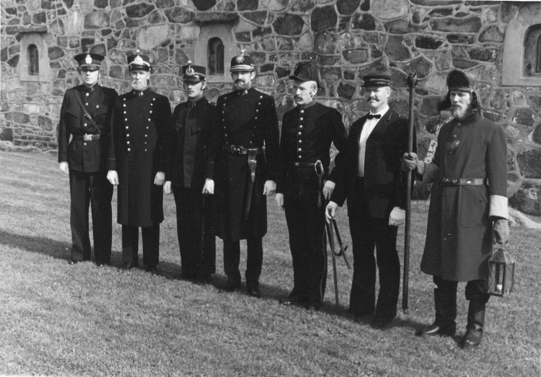 Uniformsparade utenfor Erkebispegården i forbindelse med Cicignon-jubileet i 1981