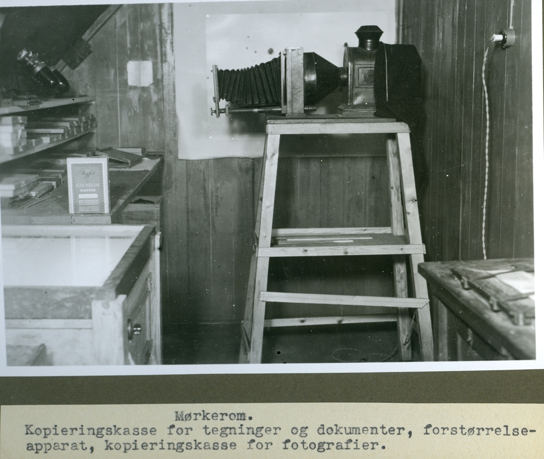 Brunt album med 21 fotografier i sorthvitt. Mest interiørbilder fra Stavanger politikammers kriminaltekniske avdeling. Bildene viser fotoatelieret med utstyr og innredning, mørkerommet, tegnesal- og kartotekrom, og opplysningsavdelingens rom med kriminalmuseum. I tillegg finnes det nærbilde av noen av gjenstandene utstilt i museet; bevismateriale fra drapsforsøk, en revolver, innbruddsverktøy og beslaglagte legeinstrumenter som har tilknytning til illegal abort. Bakerst i albumet finnes portretter av en forbryter før og etter forkledning og en kvinne tvangsinnlagt for kjønnssykdom før og etter tvangsklipping.