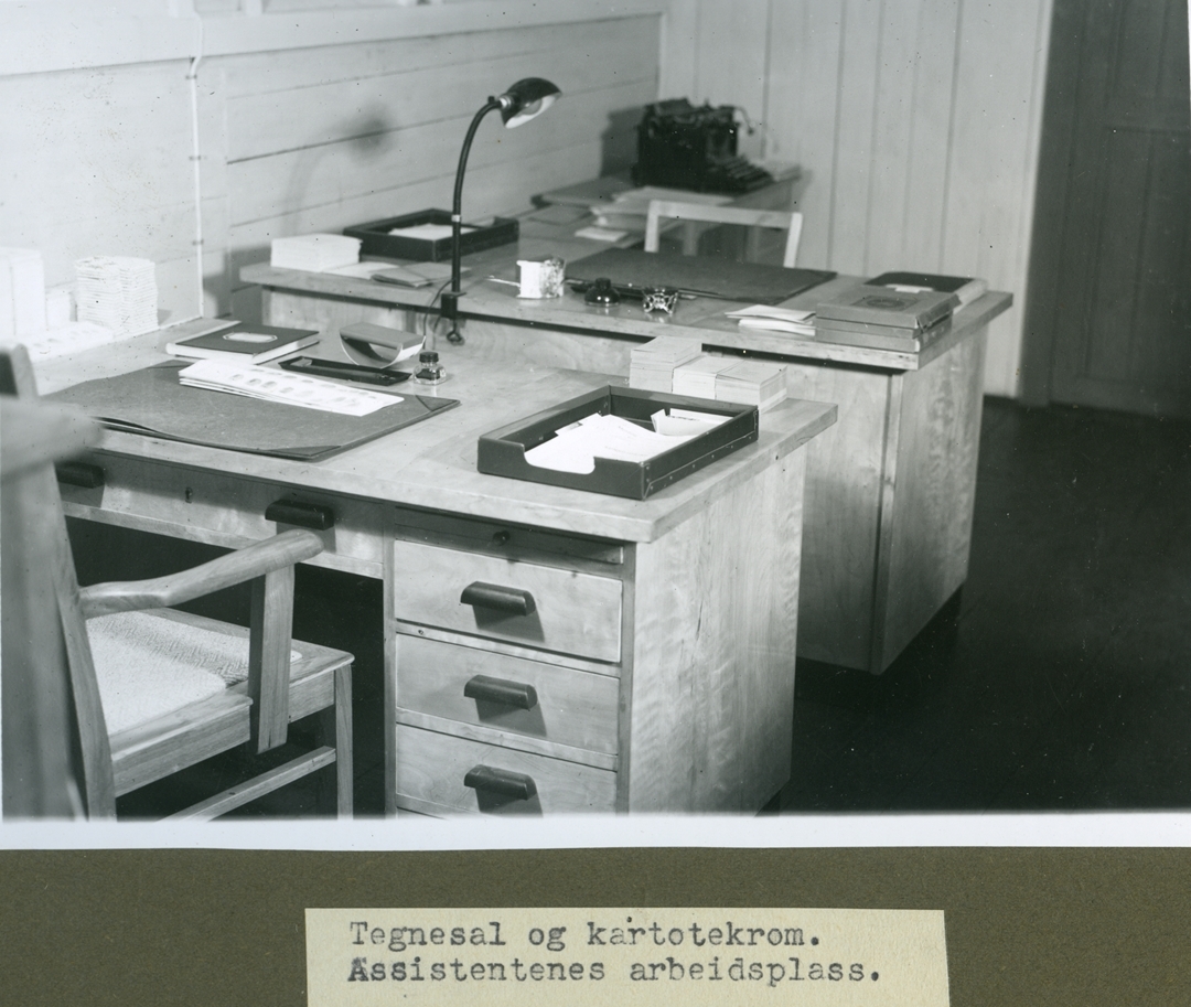 Brunt album med 21 fotografier i sorthvitt. Mest interiørbilder fra Stavanger politikammers kriminaltekniske avdeling. Bildene viser fotoatelieret med utstyr og innredning, mørkerommet, tegnesal- og kartotekrom, og opplysningsavdelingens rom med kriminalmuseum. I tillegg finnes det nærbilde av noen av gjenstandene utstilt i museet; bevismateriale fra drapsforsøk, en revolver, innbruddsverktøy og beslaglagte legeinstrumenter som har tilknytning til illegal abort. Bakerst i albumet finnes portretter av en forbryter før og etter forkledning og en kvinne tvangsinnlagt for kjønnssykdom før og etter tvangsklipping.