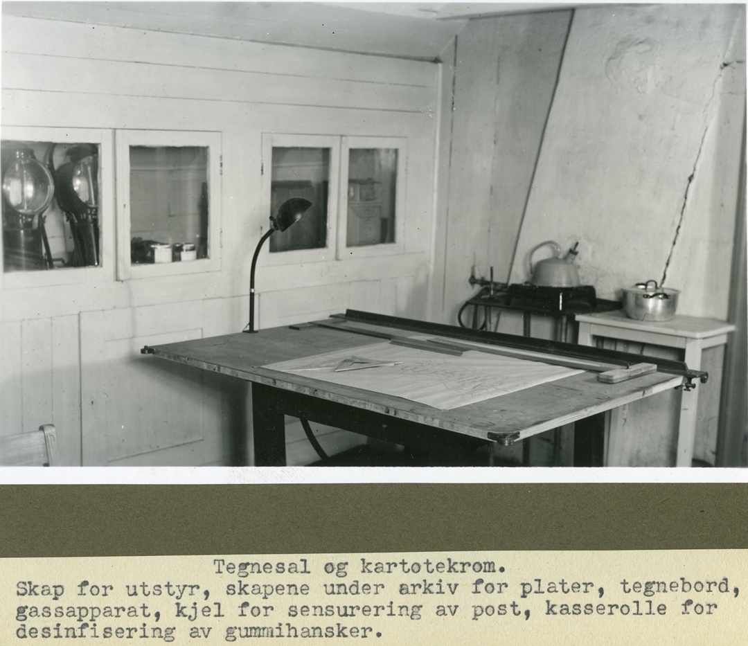 Brunt album med 21 fotografier i sorthvitt. Mest interiørbilder fra Stavanger politikammers kriminaltekniske avdeling. Bildene viser fotoatelieret med utstyr og innredning, mørkerommet, tegnesal- og kartotekrom, og opplysningsavdelingens rom med kriminalmuseum. I tillegg finnes det nærbilde av noen av gjenstandene utstilt i museet; bevismateriale fra drapsforsøk, en revolver, innbruddsverktøy og beslaglagte legeinstrumenter som har tilknytning til illegal abort. Bakerst i albumet finnes portretter av en forbryter før og etter forkledning og en kvinne tvangsinnlagt for kjønnssykdom før og etter tvangsklipping.