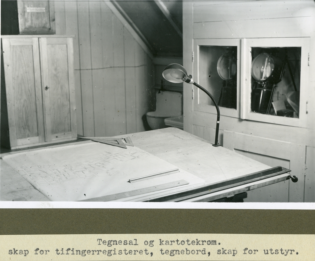 Brunt album med 21 fotografier i sorthvitt. Mest interiørbilder fra Stavanger politikammers kriminaltekniske avdeling. Bildene viser fotoatelieret med utstyr og innredning, mørkerommet, tegnesal- og kartotekrom, og opplysningsavdelingens rom med kriminalmuseum. I tillegg finnes det nærbilde av noen av gjenstandene utstilt i museet; bevismateriale fra drapsforsøk, en revolver, innbruddsverktøy og beslaglagte legeinstrumenter som har tilknytning til illegal abort. Bakerst i albumet finnes portretter av en forbryter før og etter forkledning og en kvinne tvangsinnlagt for kjønnssykdom før og etter tvangsklipping.