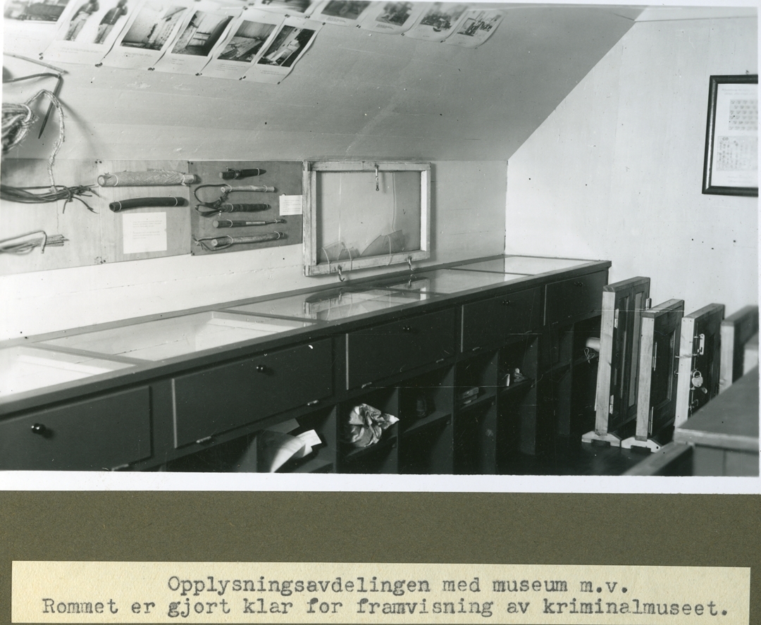 Brunt album med 21 fotografier i sorthvitt. Mest interiørbilder fra Stavanger politikammers kriminaltekniske avdeling. Bildene viser fotoatelieret med utstyr og innredning, mørkerommet, tegnesal- og kartotekrom, og opplysningsavdelingens rom med kriminalmuseum. I tillegg finnes det nærbilde av noen av gjenstandene utstilt i museet; bevismateriale fra drapsforsøk, en revolver, innbruddsverktøy og beslaglagte legeinstrumenter som har tilknytning til illegal abort. Bakerst i albumet finnes portretter av en forbryter før og etter forkledning og en kvinne tvangsinnlagt for kjønnssykdom før og etter tvangsklipping.
