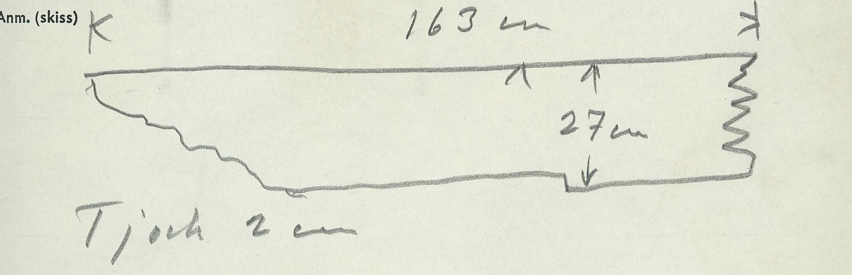 Bordläggningsbräda till skeppsbåt.
Alla kanter är avbrutna utom en liten kant. 2 plugghål/dymlingshål.

Text in English: straight pine board. Upper outside edge is beveled. Lower edge is beveled with luting cove.
Few iron nails, no head impressions. Two diameter 15mm treenail holes, champfer on the outboard face.
surface erosion on the outboard face. Inboard face is better preserved. Breakage, only small pieces of the original edge exist. Ghosts on both outside edges