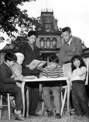 Skolundervisning en sommardag 1957 med en magister som var d