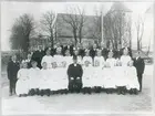 Romfartuna sn, Västerås.
Konfirmander och präst från Romfartuna kyrkskola 1920.