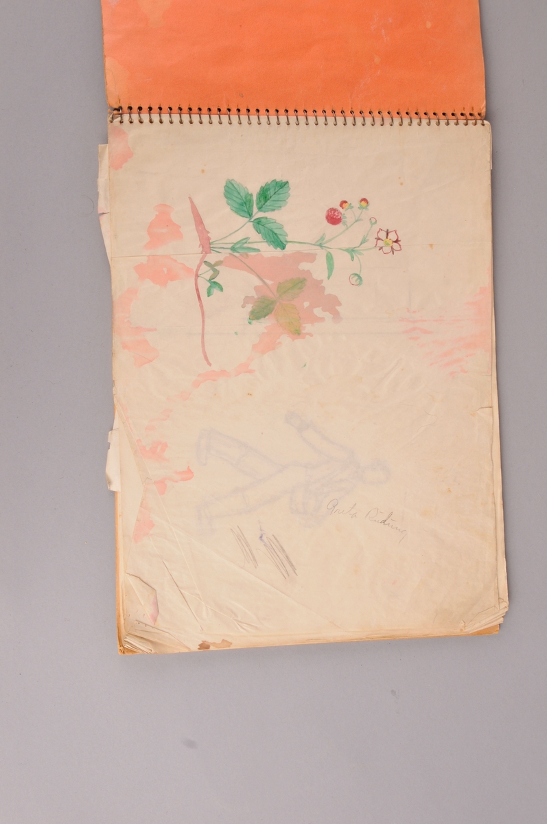 Teikneblokk med skisser. Har tilhøyrt Anne Grimdalen. Kartong omslag, kvite, tynne ark inni.Nokre av arka er det teikna på. Spiral i toppen.