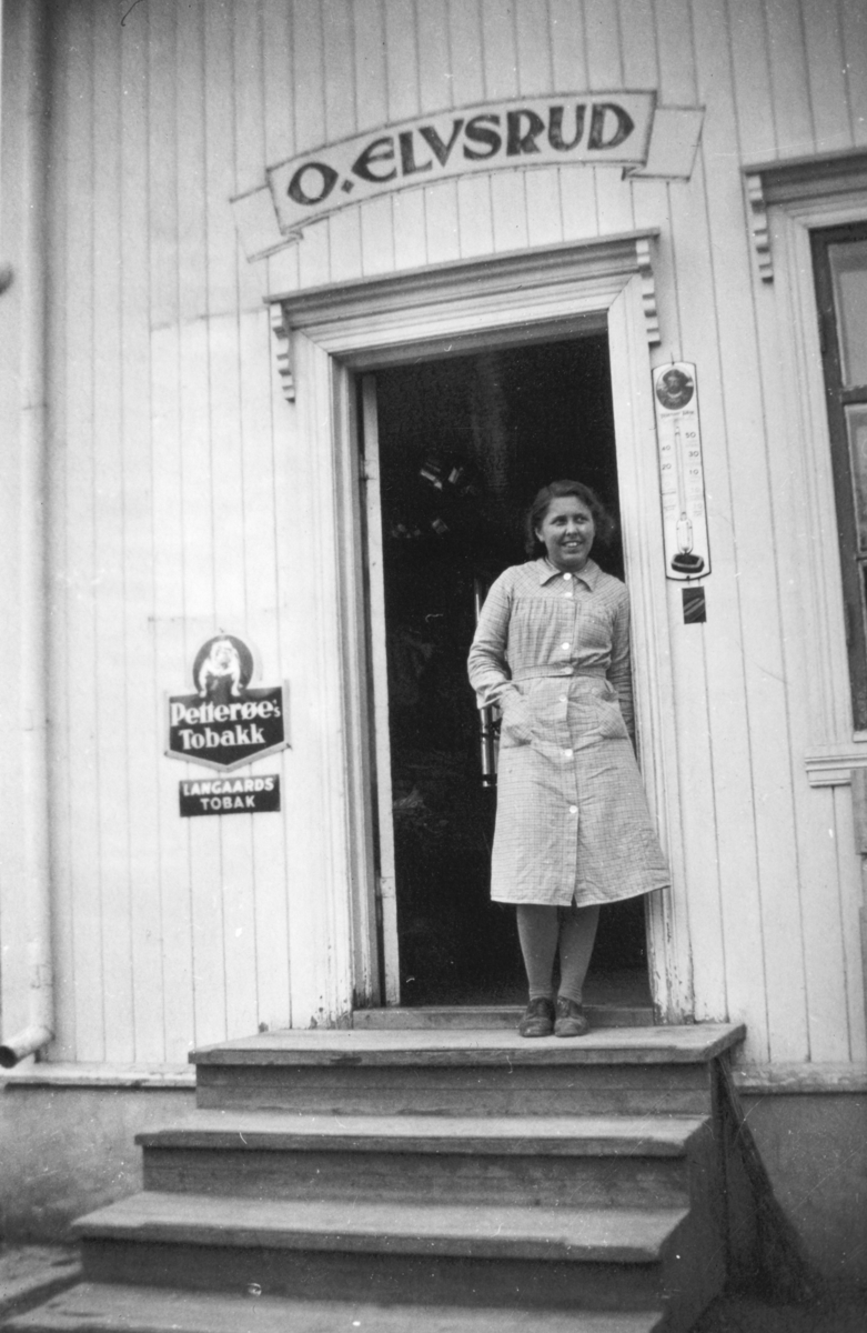 Ole Elvsruds landhandel, Vang H. Margit Bolstad på butikktrappa, tobakksreklame, gradestokk,
