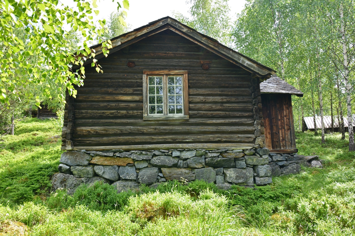Husmannsstogo med klev og sval.