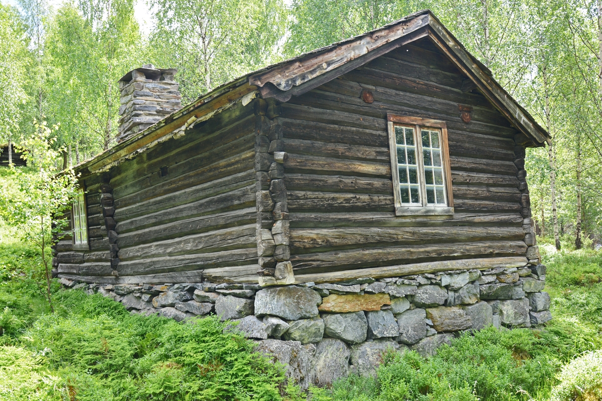 Husmannsstogo med klev og sval.