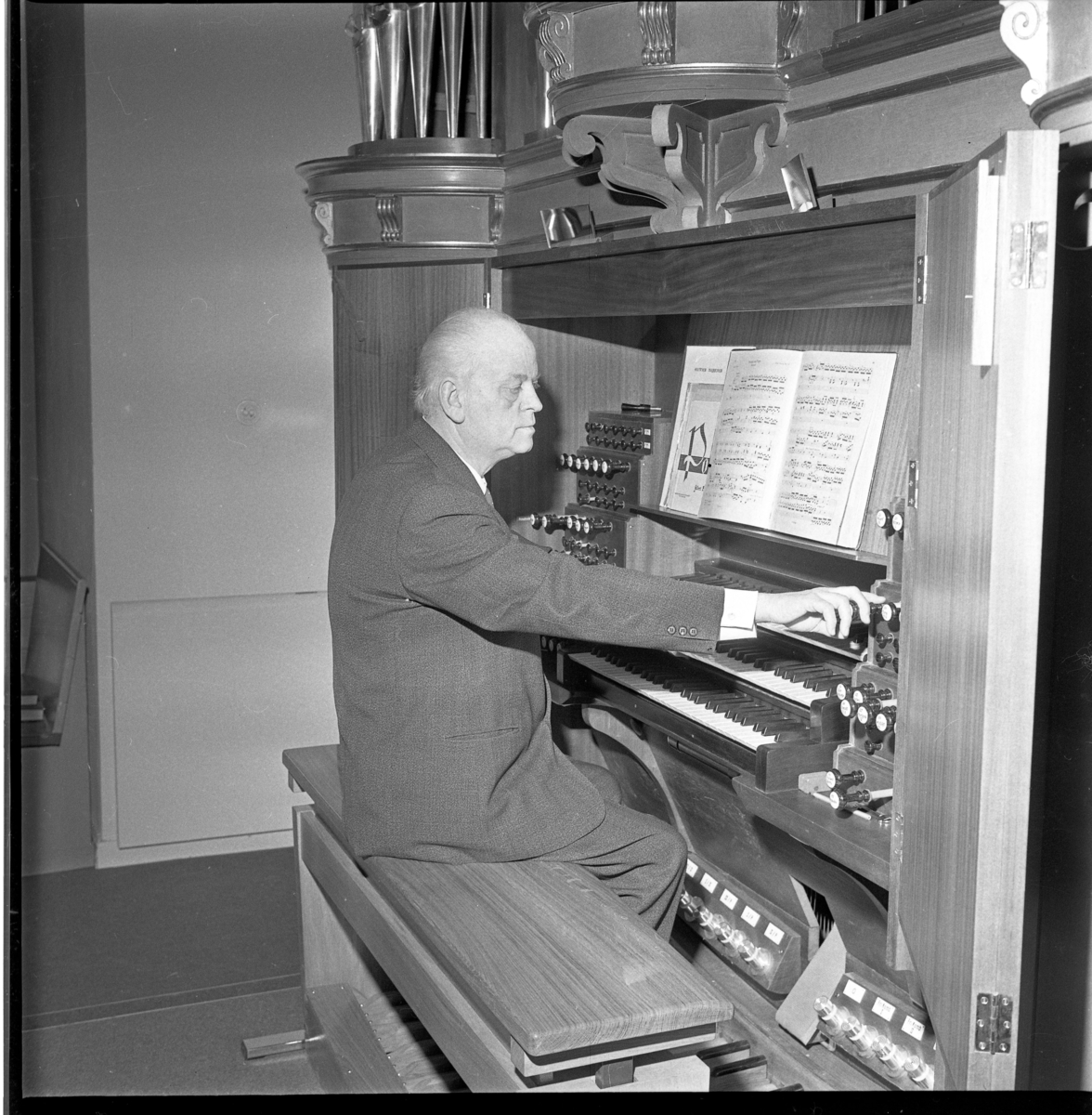 Musikdirektör Sture Petri spelar på Gränna nya kyrkorgel.