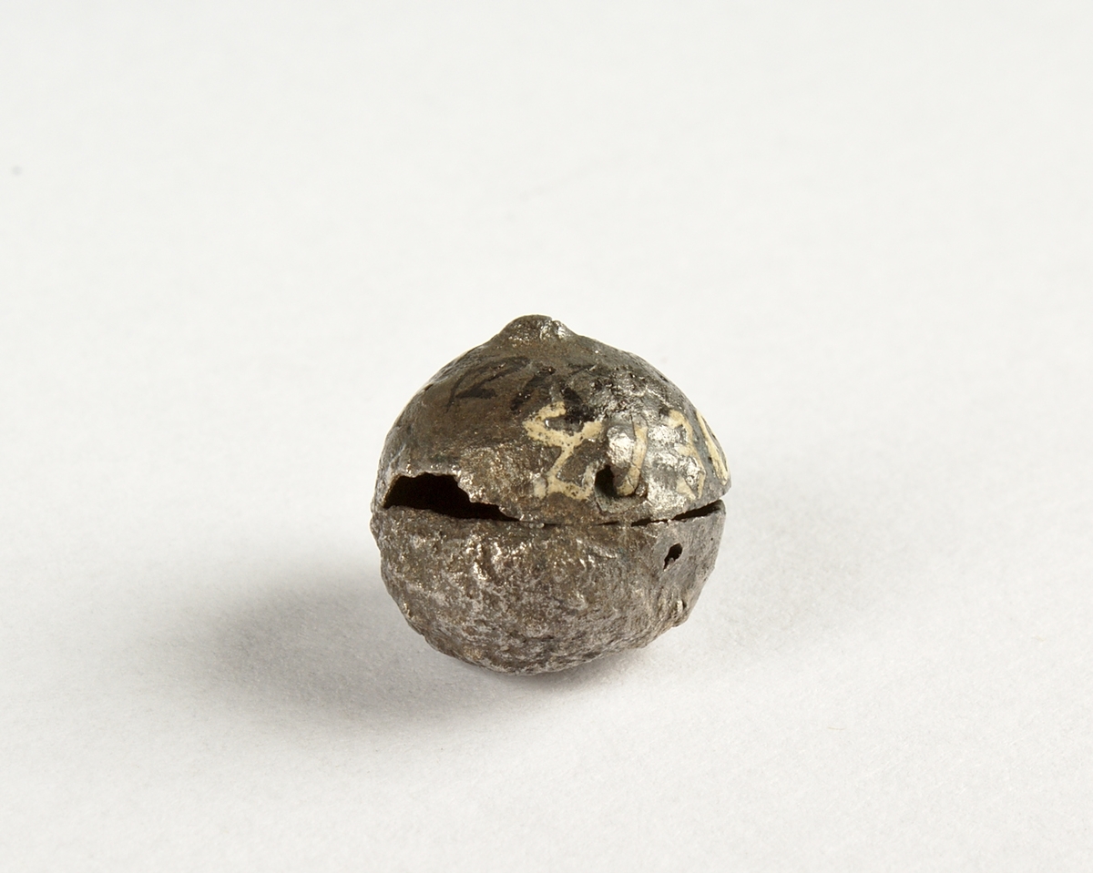 Kula av silver, ihålig. Del av smycke.