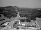 Flygfoto över Månsarp, i mitten av bilden ser man Månsarps kyrka, i Jönköpings kommun. 774/1964