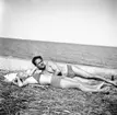 Sandstedt, Erik med fru på badstranden.