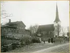 Romfartuna sn, Västerås.
Romfartuna kyrka och skolan, från norr.