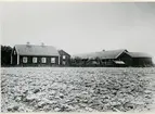 Romfartuna sn, Västerås.
Brunnsby, gårdsbild, 1949.