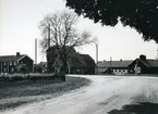 Romfartuna sn, Västerås, Hallsta by.
Landsväg med gårdsbyggnader.