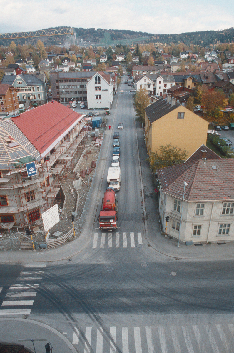 Lillehammer.  Til venstre ses del av nytt posthus under bygging øst for Fåberggata mellom Tomtegata og Løkkegata.  Tomtegata midt i bildet.  Fåberggata i forgrunnen.  Sett mot øst fra 8. etg. i YK-huset, Fåberggata 102.