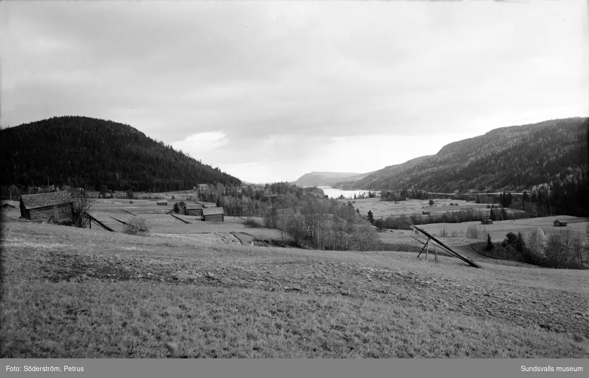 Vy mot sydost vid Loning Indal. Till vänster Hallstaberget och längre ned efter Indalsälven skymtar Rösåsberget.