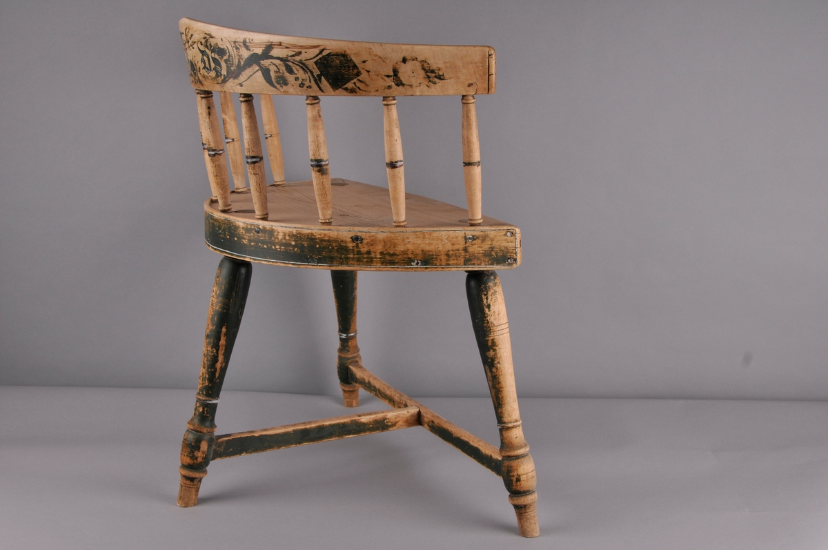 Spinnestol på 3 dreia bein, 9 dreia spiler i rygg. Fragment av rosemåling og initsialar på baksida av ryggstøtte.