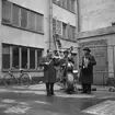 Gårdsmusikanter.
10 april 1959. 
Musikanterna är från Stockholm och spelar på en bakgård i Örebro. Rune Lövkvist fiol, Nils Olsson kontrabas och Tore Olsson dragspel.