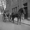 Häst och vagn.
28 april 1959. 
Trivialskolan, Nikolai församlingshem, Vasagatan.