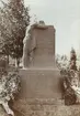 Skulptur av John Runer. Monumentet 