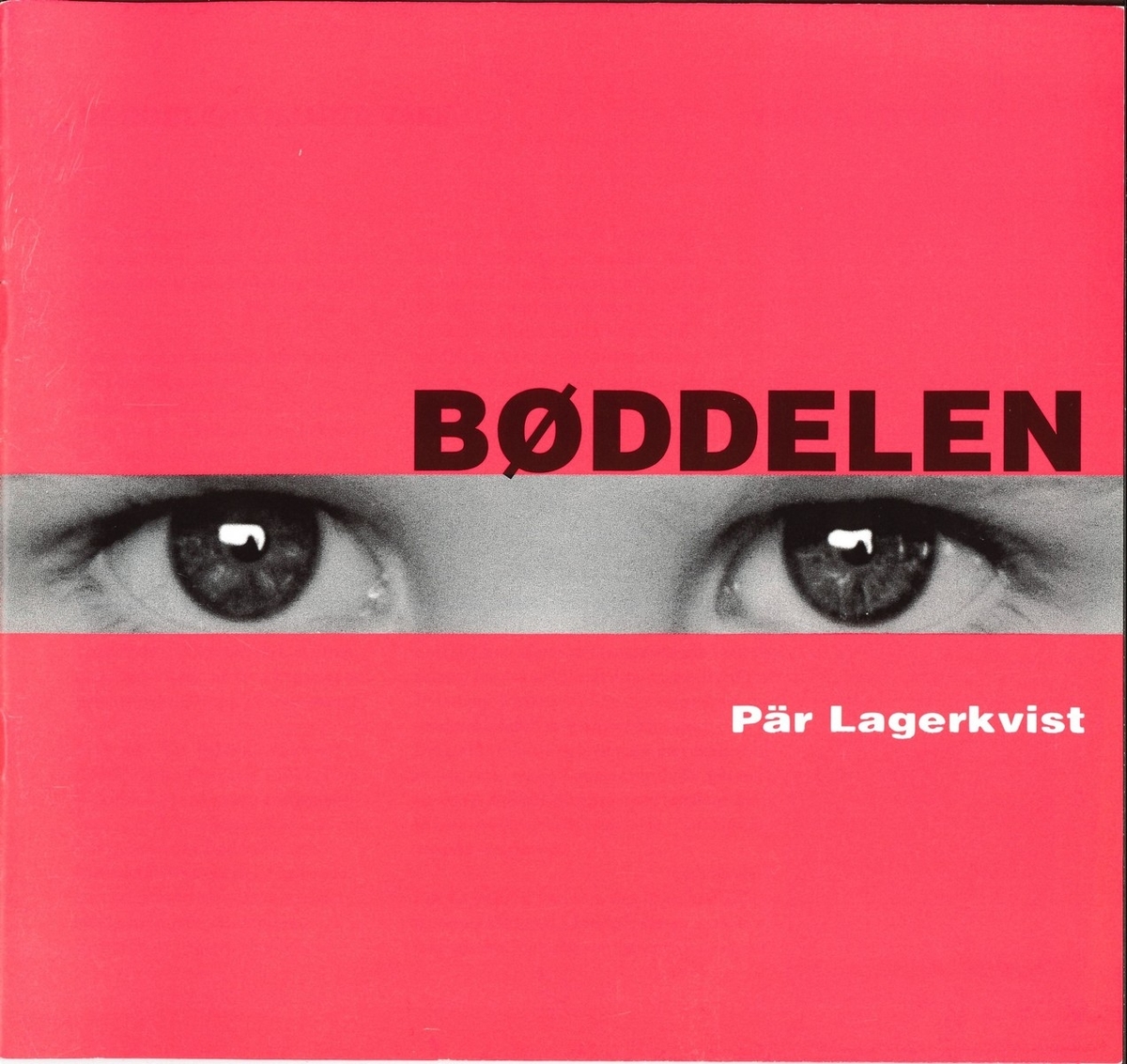 Teaterbrosjyre på 24 sider frå Det Norske Teatret med informasjon om oppsetjinga "Bøddelen" av Pär Lagerkvist. Stykket er basert på ein roman frå 1933 med originaltittelen "Bödlen". Verket ber preg av den samtida det vart skrive i, med totalitære straumdrag på frammarsj i samfunnet. Lagerkvist engasjerte seg i kritisk humanisme. Han vart tildelt Nobelprisen i litteratur i 1951. Teaterproduksjonen er regissert, bearbeidd og omsett av Yngve Sundvor.

Kjelder:
https://sceneweb.no/nb/production/47002/B%C3%B8ddelen-2000-1-20 (Lesedato: 21.02.2020)
https://da.wikipedia.org/wiki/P%C3%A4r_Lagerkvist (Lesedato: 21.02.2020)