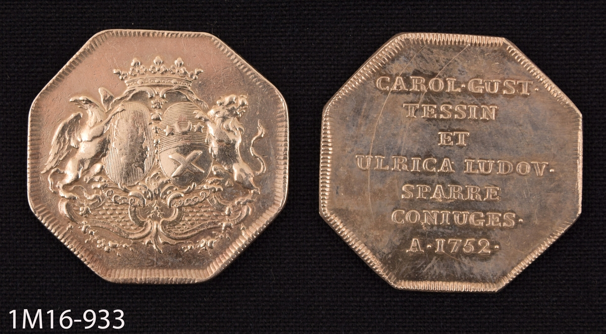 Fem stora och arton mindre spelpenningar av silver med grevinnan Ekeblads vapen, märkta 1756. Penningarna förvaras i en röd läderpung.