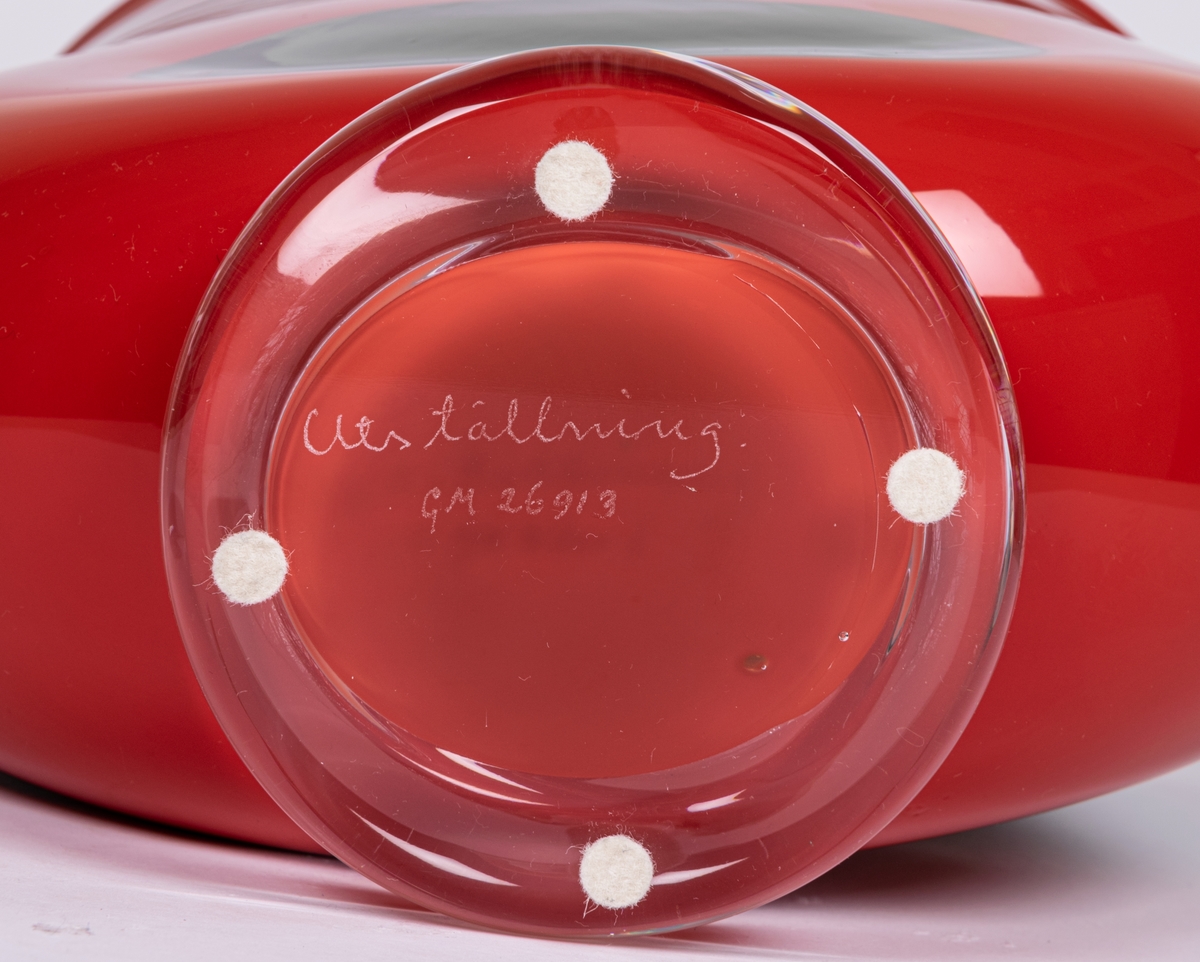 Vas, blåst, med pålagda färgfält, modell "Mali". Tillplattat oval. Röd med sex svarta tvärränder ovan en svart oval. Rundad nedtill mot smal, ofärgad fot.