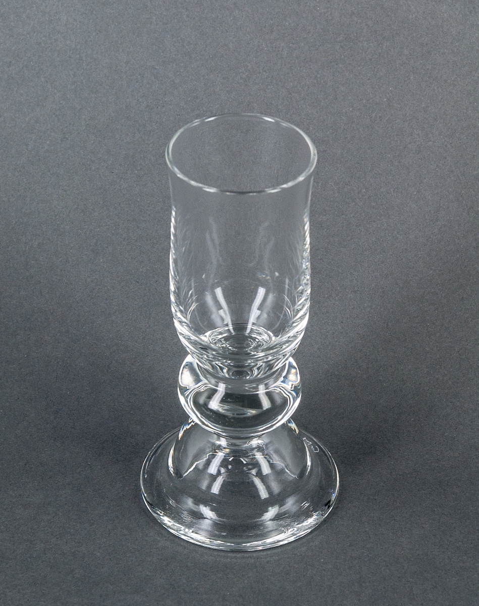 Två snapsglas, provkollektion.