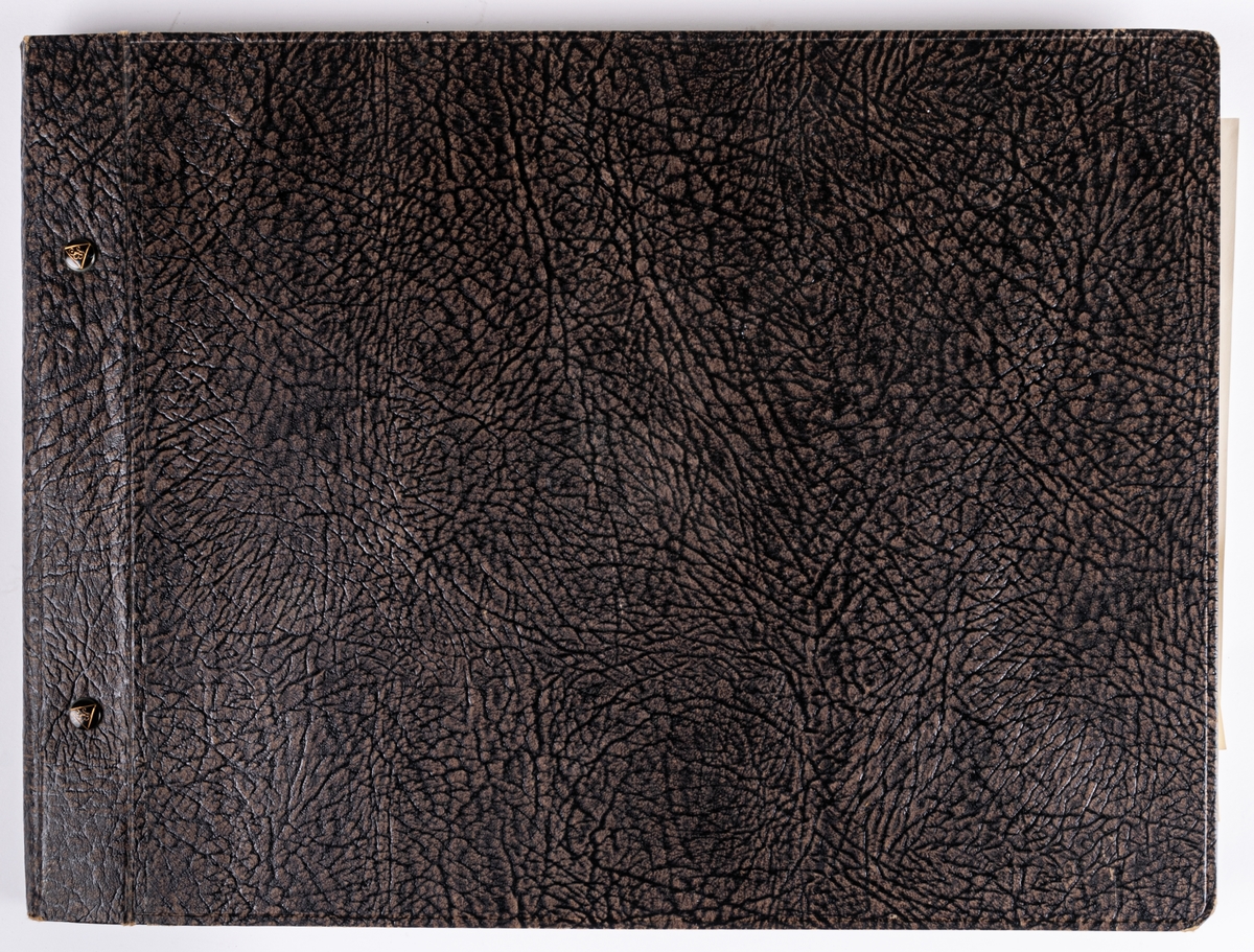 Fotoalbum innehållande skulpturer av Ida Matton. Inbunden läderpärm med pappsidor.