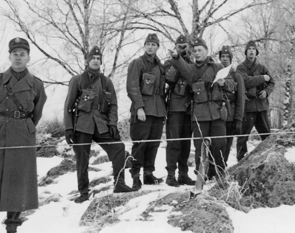 Plutonsfälttävlan 1961

Bild 1.  Plutonerna startar på kaserngården.
Bild 2.  Kartläsning, där målet anges med riktkäpp.
Bild 3.  Sjukvårdstjänst.
Bild 4.  Målspaning.