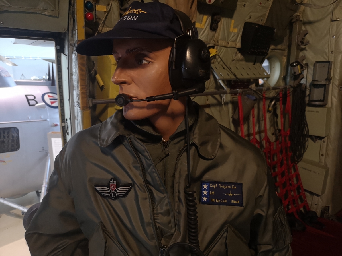 Flightsuit for Loadmaster med headset og caps, påmontert dukke