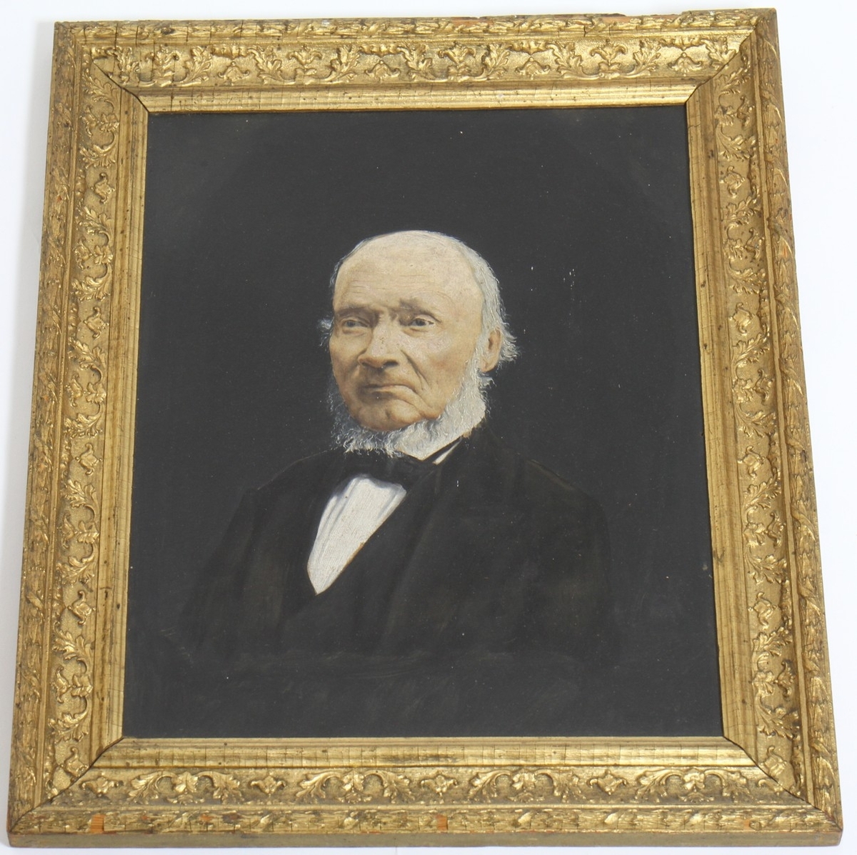 Måleri av Ivar Aasen (1813-1896), basert på eit portrettfotografi av C.C. Wischmann datert 1884. Det er uvisst kven som er kunstnar. Ramma kring måleriet er av gullfarga tre.