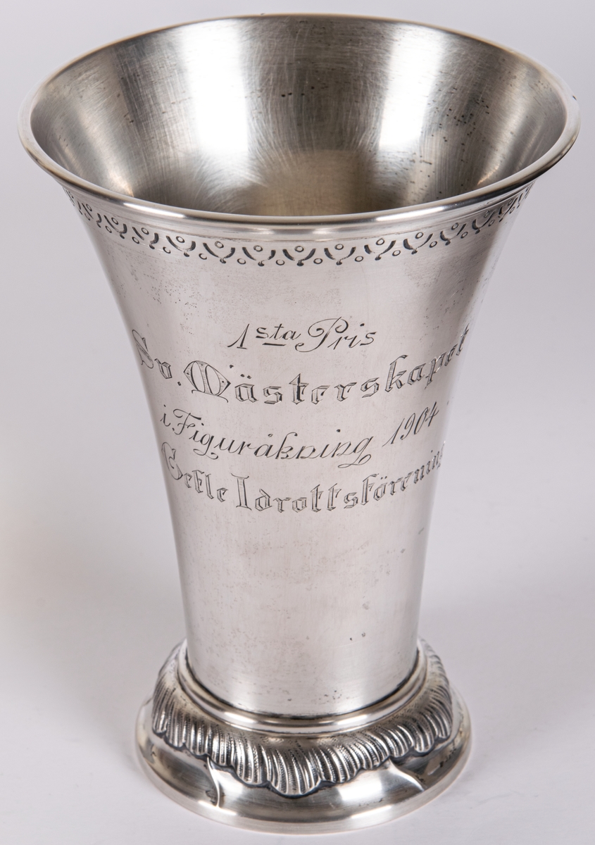 Bägare, silver, stämplad CGH kattfot A/ 1903, med inskription: 1sta pris Svenska mästerskapet i figuråkning 1904, Gefle idrottsförening.