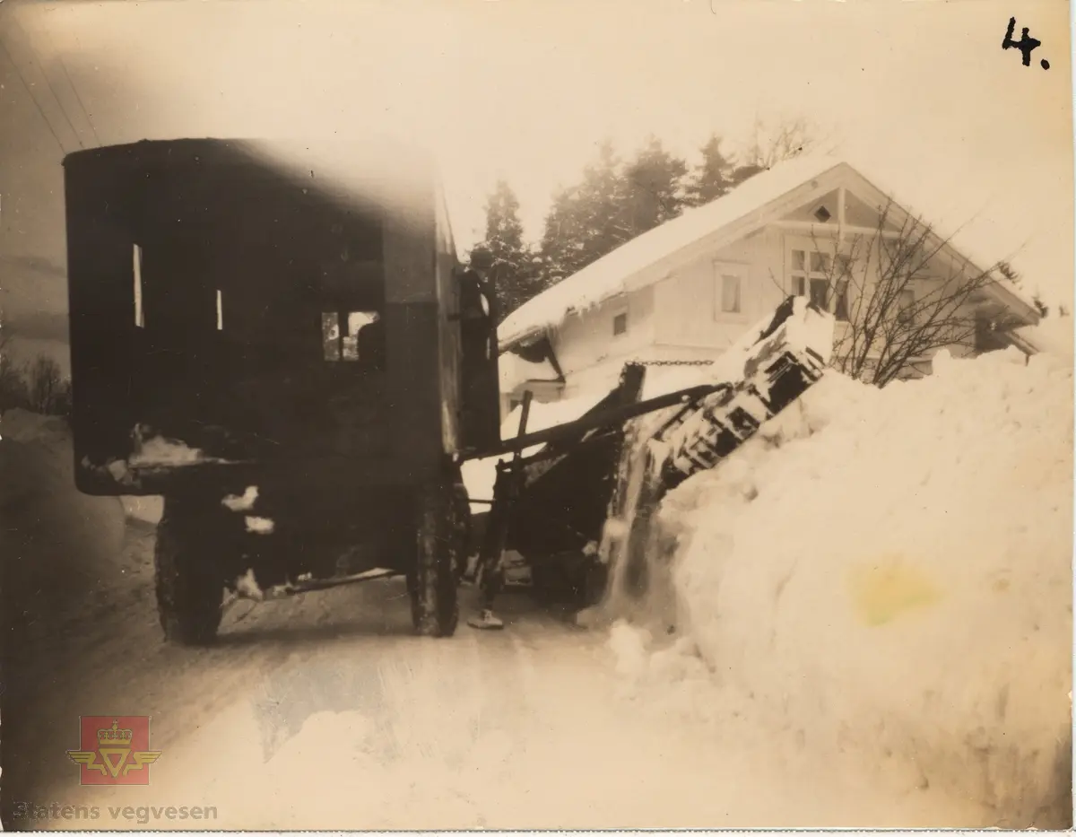 FWD lastebil på brøyting med sideplog. Bildet er merket på baksiden: Svarstad Februar 1931. (Hagen) 

Ref. til "Meddelelser fra Veidirektøren" Nr. 10- og Nr. 11-1931: "Snerydningen på våre veier vinteren 1930-1931." 
Bilde 2) Helside i album "Snebrøyting og sneskjermer.
Se vedlegg.