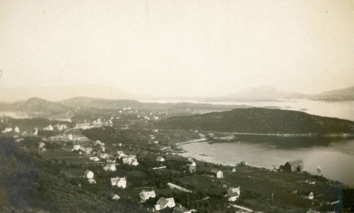 Oversiktsbilde av Nørve med Sørneset og Nørvasundet sett inn mot Gåseid i Ålesund. Den gamle Koppernæsbua nede til høyre. Litt nord for den bua skimptes restene av fengselet på Nørve.