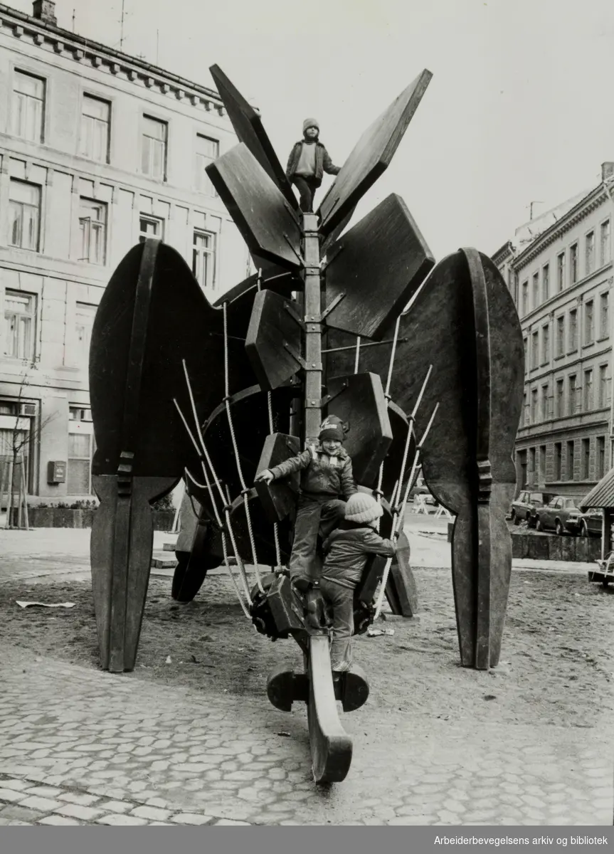 Rathkes plass. Stegosaurus, et fire meter høyt leketøy for barn. November 1979