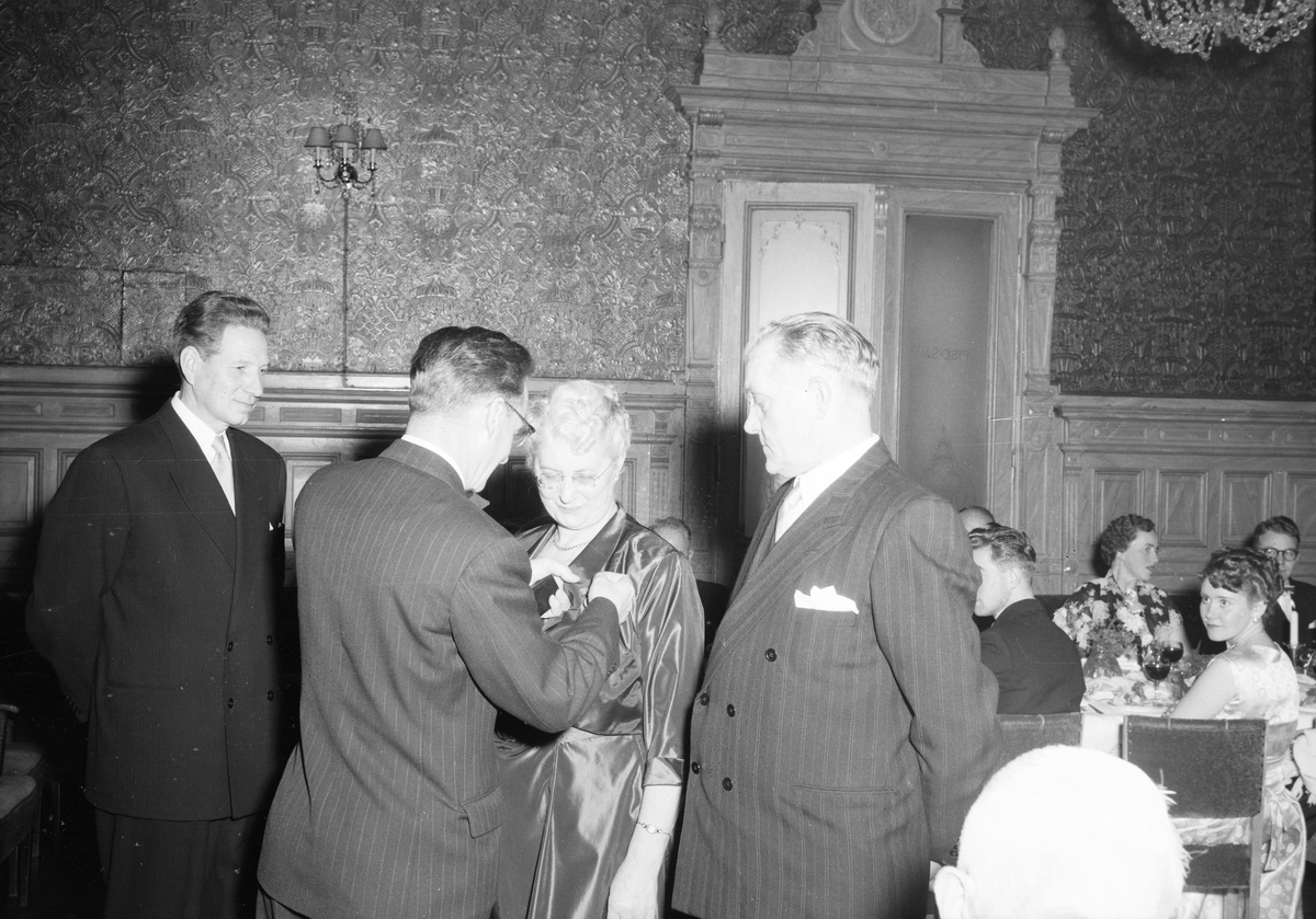 Medaljeutdeling for lang og tro tjeneste under R. Kjeldsbergs 100-års jubileumsfest