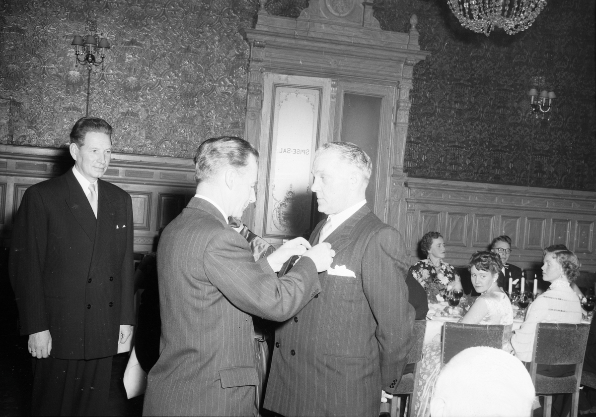Medaljeutdeling for lang og tro tjeneste under R. Kjeldsbergs 100-års jubileumsfest