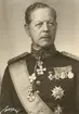 Porträtt av Helge Söderbom, generalintendent och chef för Intendenturkåren 19351946, tillika souschef vid Arméförvaltningen 19441946. Generallöjtnant 1946. Söderbom bär storkorset av Svärdsorden som han mottog den 6 juni 1942.