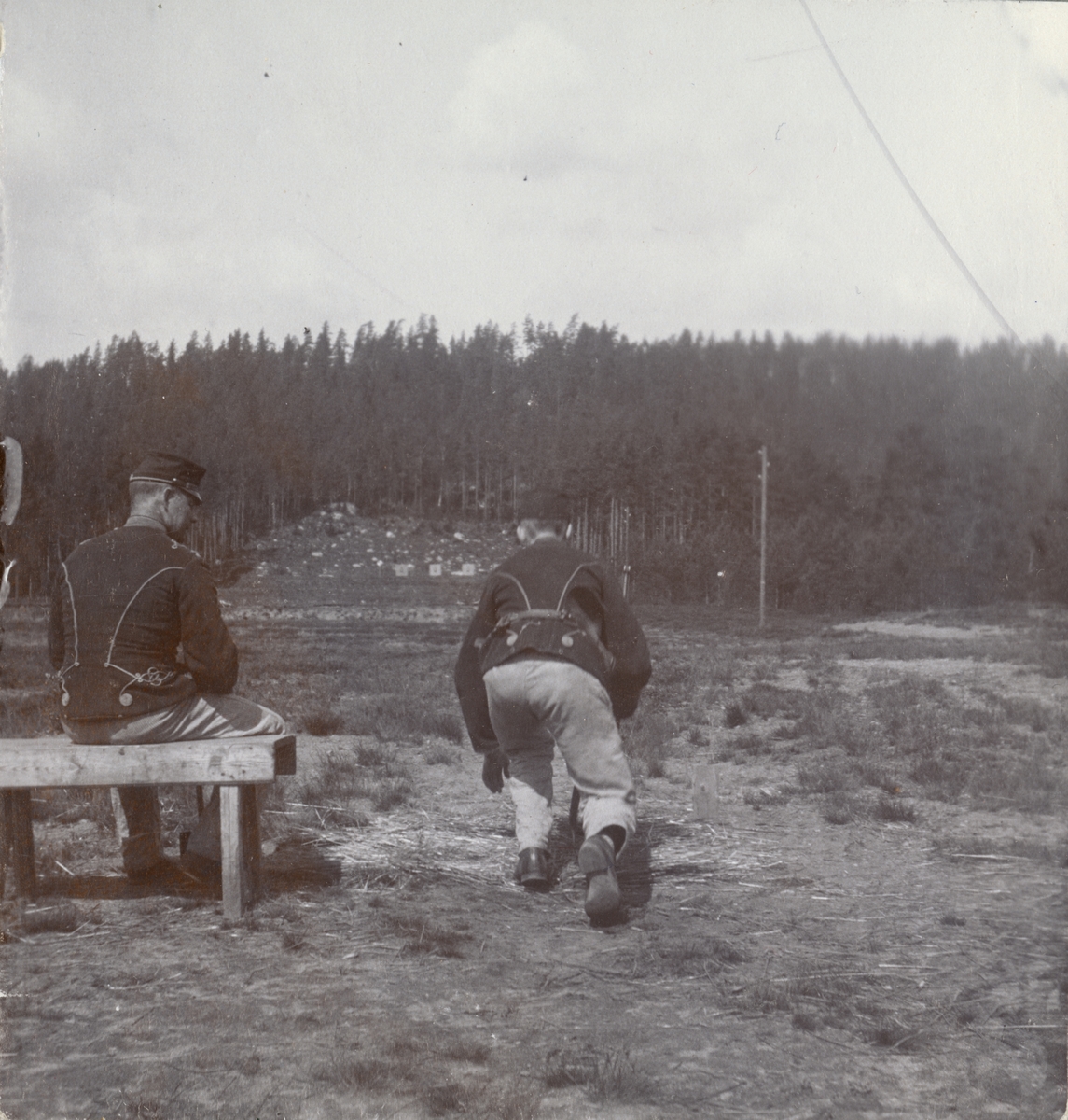 Text i fotoalbum: "Ränneslätt K 4 Kav. aspirantskola 1900". Soldater på skjutfält.