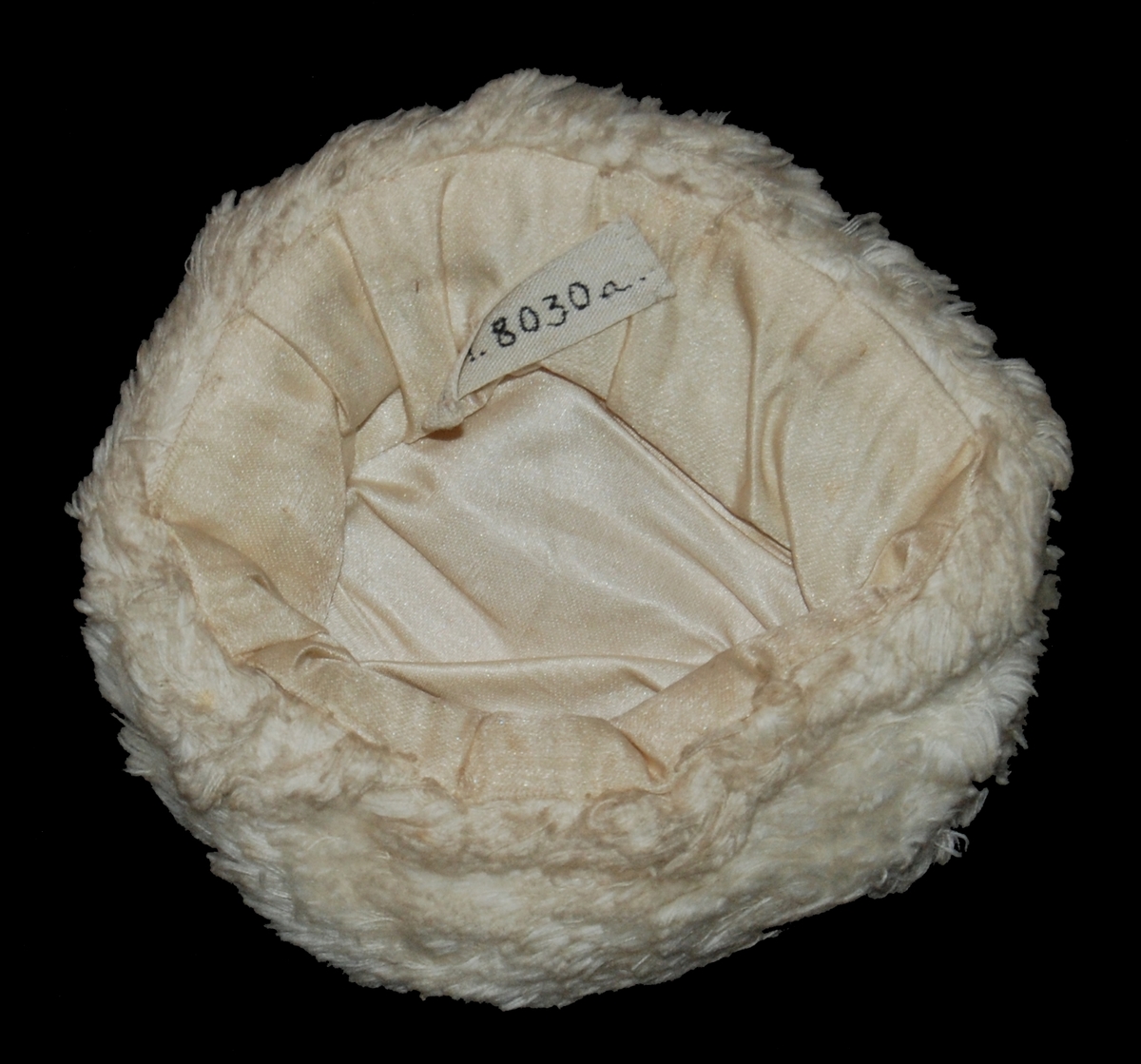 Acc.kat.
Skinnimitation, mössa, krage. Mössa till docka 18122.
