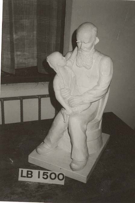 Gamal mann med heilskjegg. Mannen sit i ein kubbestol og har tresko på føtane. Ein berrføtt jentunge med fletta hår sit på fanget og ser bestefaren i andletet. Tittel: "Bestefar fortel."