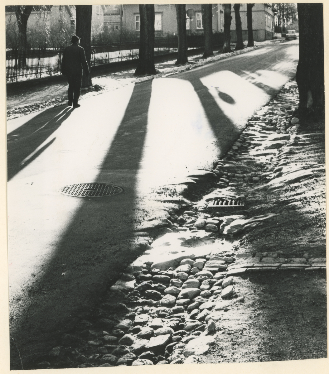 Tre gatebilder, 1970-årene. Trykk på pilen.

Bilde 1:
Frithjof Nansens gate mot syd. Øverst til venstre: sykehushagen (det tidligere sykehuset).

Bilde 2:
Fra Kirkeparken. I bakgrunnen: mursteinshus (leiegård) i Fleischers gate.

Bilde 3:
Kirkeparken med Moss Lysverker sin tidligere administrasjonsbygning hvor også Magda Lauritzen hadde sin fotoforretning.