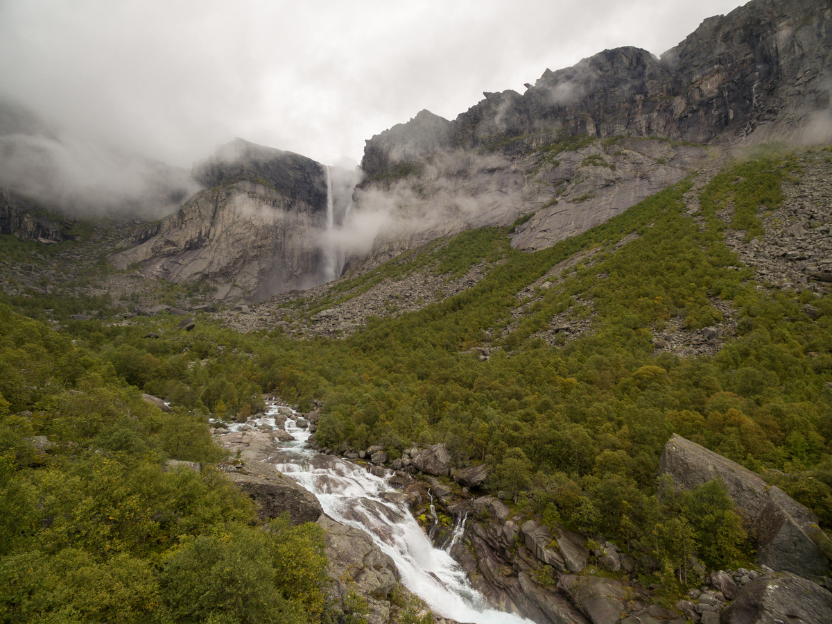 Tyssebotn og Tyssestrengene. Til høgre for fossen kan ein sjå Trolltunga.