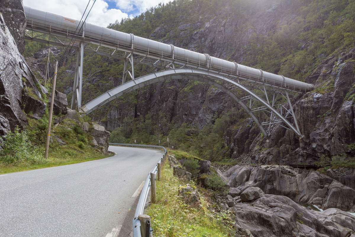 Røyrgate i Sauda, krysser over frå ei sida av den trange dalen og vidare inn i fjellet.