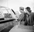 Militär (sergeant, A 6) med familj vid ett flygplan.